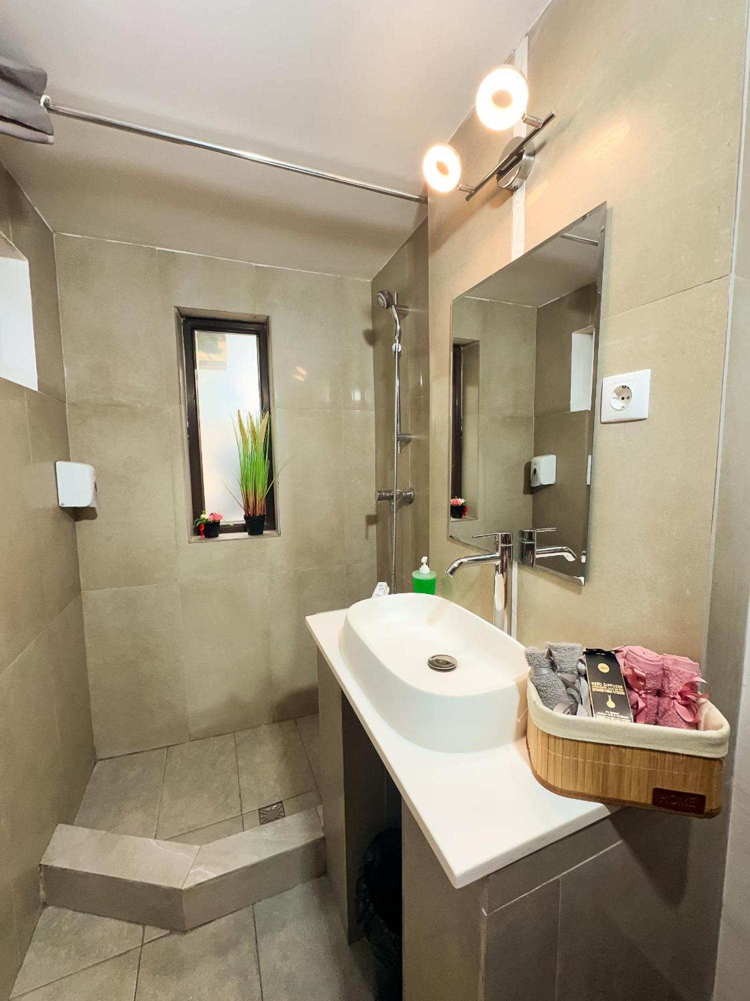 Venus Central Lux Studio Craiova Exterior foto